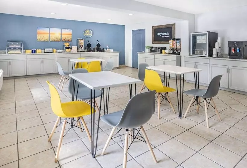 Hotelli Days Inn By Wyndham Raleigh Glenwoodcrabtree