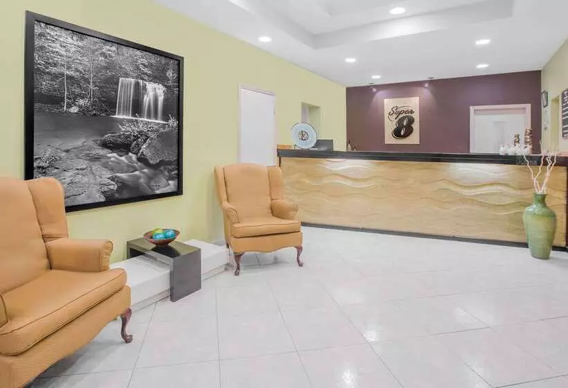 فندق على الطريق Super 8 By Wyndham Clarksville Ar