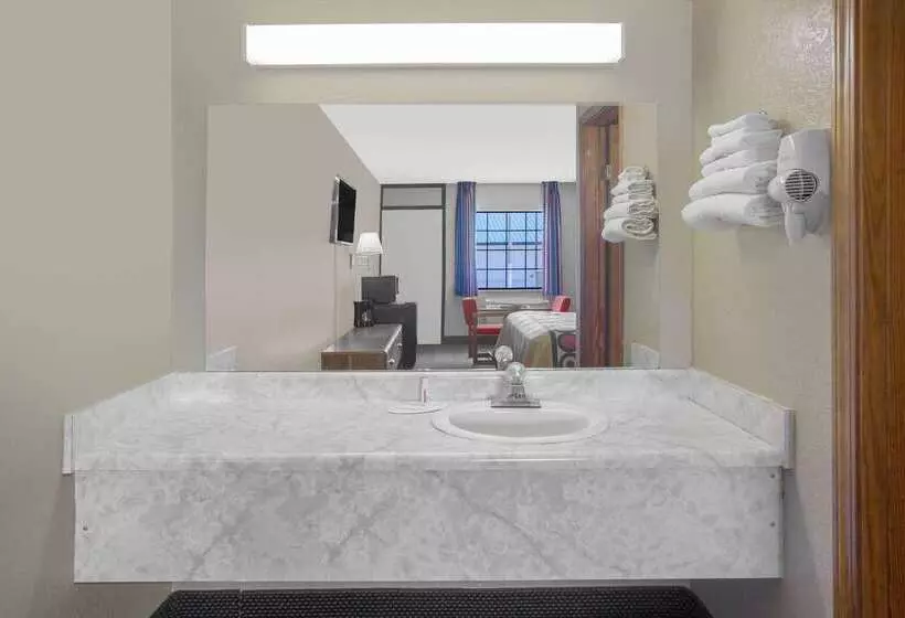 فندق على الطريق Super 8 By Wyndham Clarksville Ar