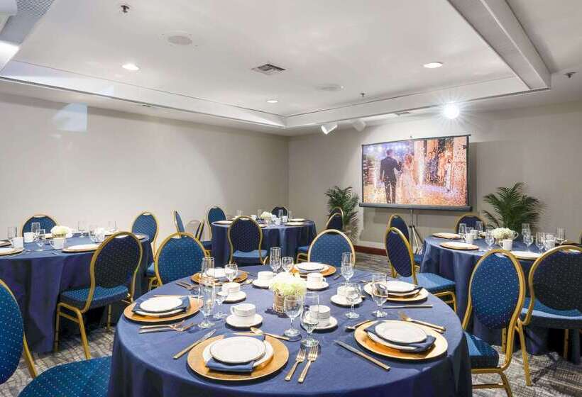 בית מלון כפרי Chase Suites Brea Fullerton North Orange County