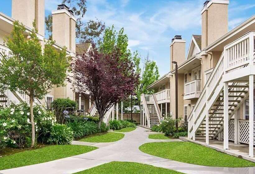 בית מלון כפרי Chase Suites Brea Fullerton North Orange County