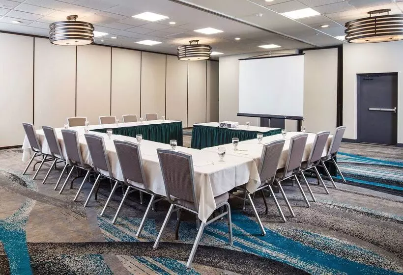 هتل Doubletree By Hilton Neenah