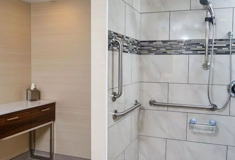 هتل Doubletree By Hilton Neenah