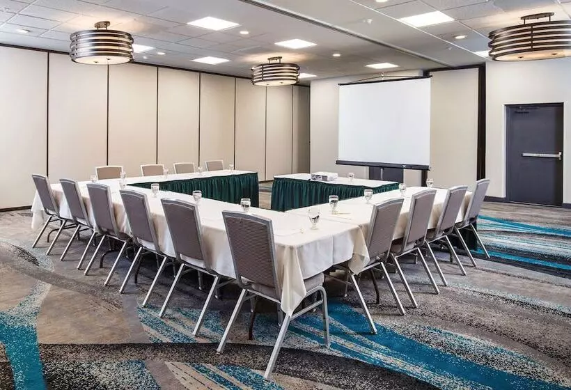 هتل Doubletree By Hilton Neenah