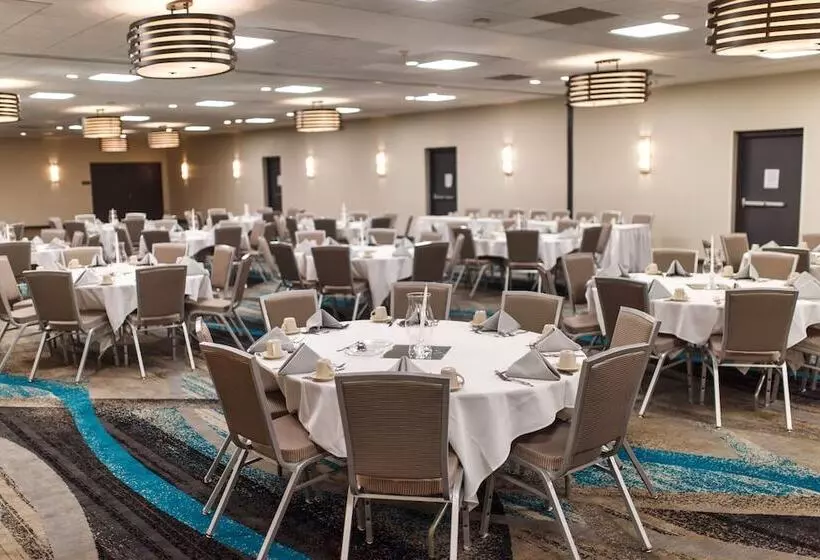 هتل Doubletree By Hilton Neenah