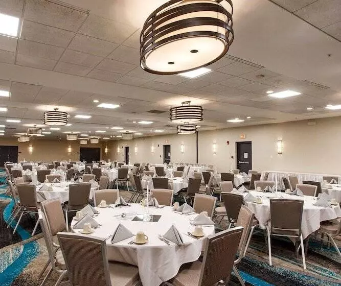 هتل Doubletree By Hilton Neenah