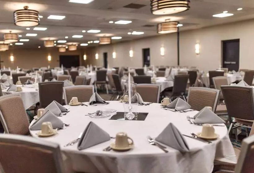 هتل Doubletree By Hilton Neenah