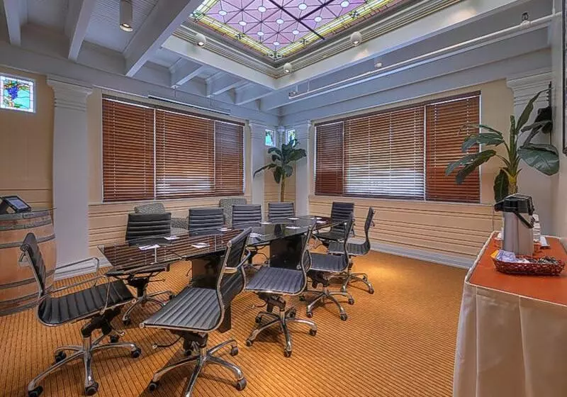 Executive Hotel Vintage Court