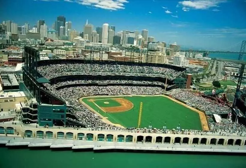 Executive Hotel Vintage Court