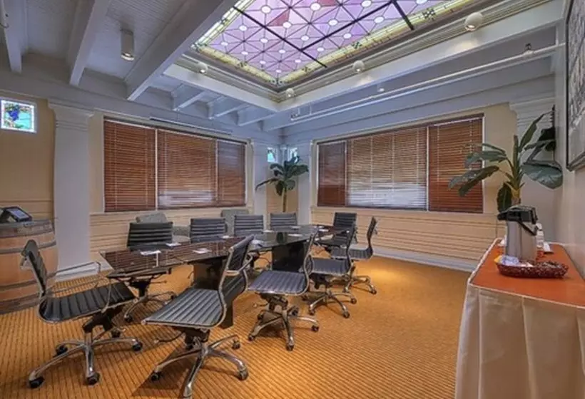 Executive Hotel Vintage Court