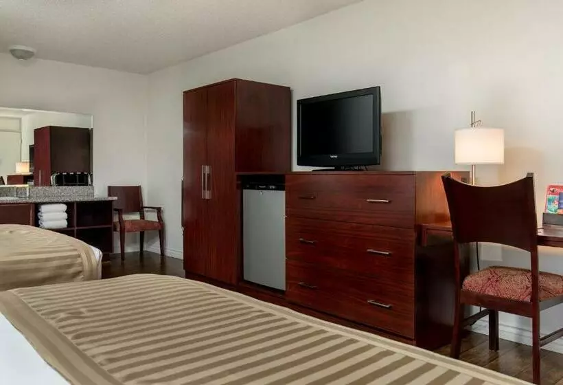 בית מלון כפרי Kings Inn Anaheim At The Park & Convention Center