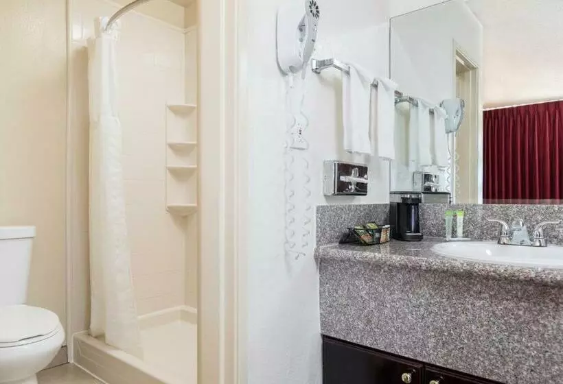 בית מלון כפרי Kings Inn Anaheim At The Park & Convention Center