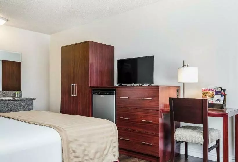 בית מלון כפרי Kings Inn Anaheim At The Park & Convention Center