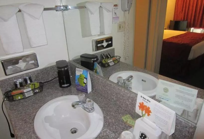 בית מלון כפרי Kings Inn Anaheim At The Park & Convention Center