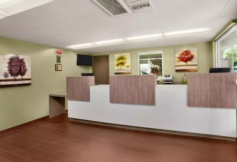 בית מלון כפרי Kings Inn Anaheim At The Park & Convention Center