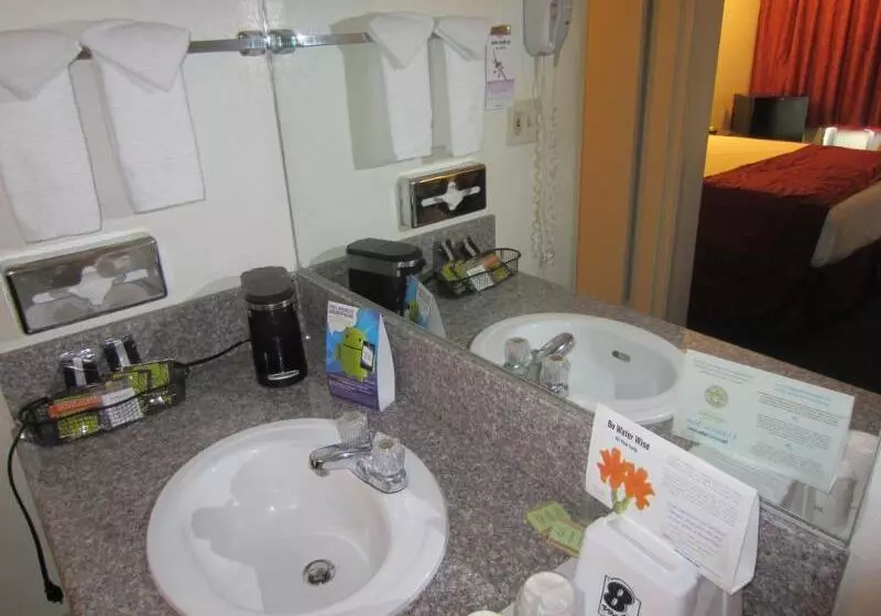 בית מלון כפרי Kings Inn Anaheim At The Park & Convention Center