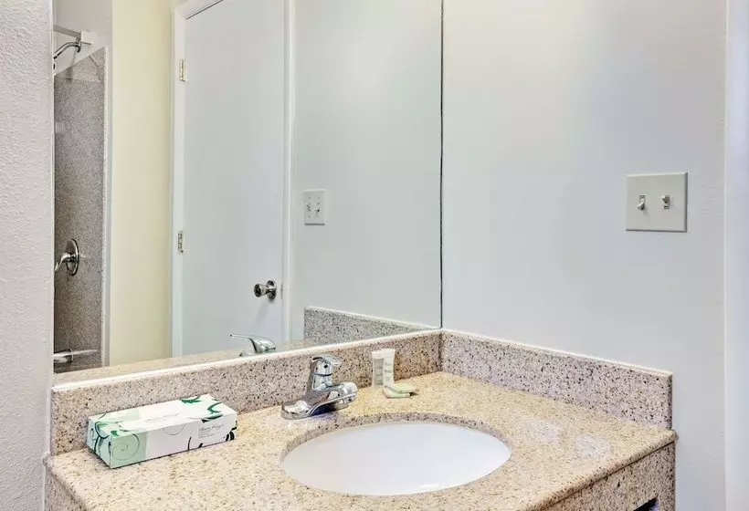 Otel Super 8 By Wyndham Newark De