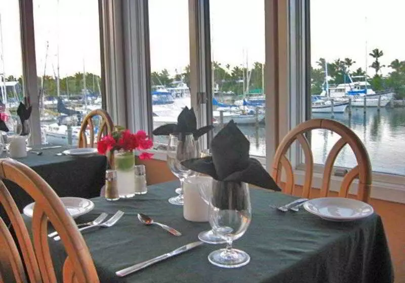 هتل Tamarind Reef Resort Spa & Marina