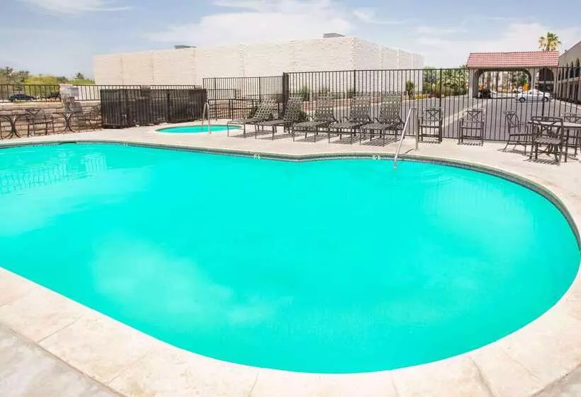 فندق Travelodge By Wyndham Indio