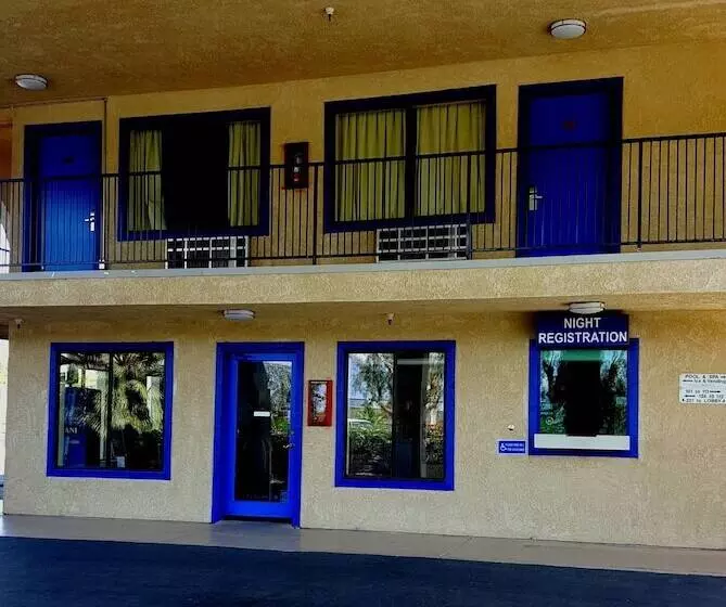 فندق Travelodge By Wyndham Indio