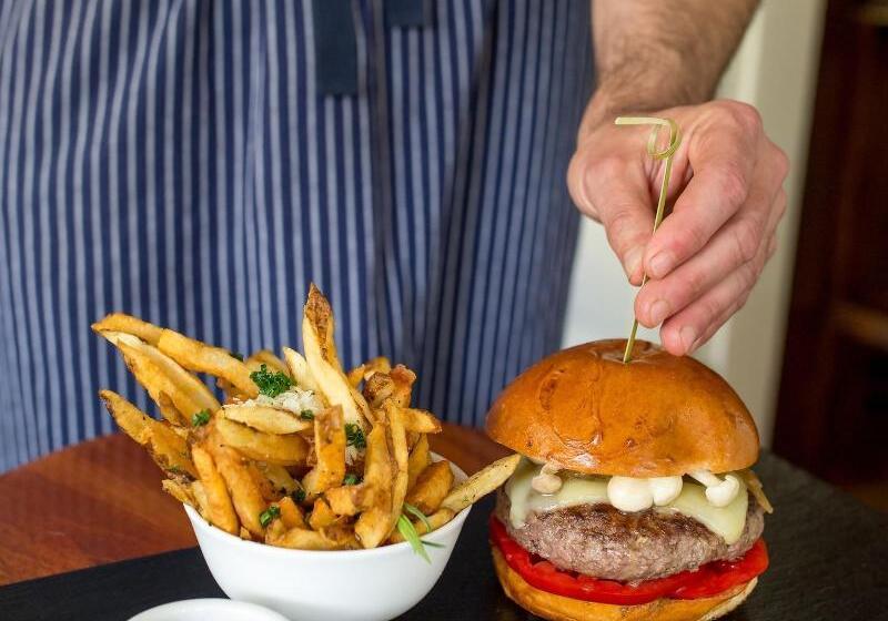 Отель The Virginia And Cottages