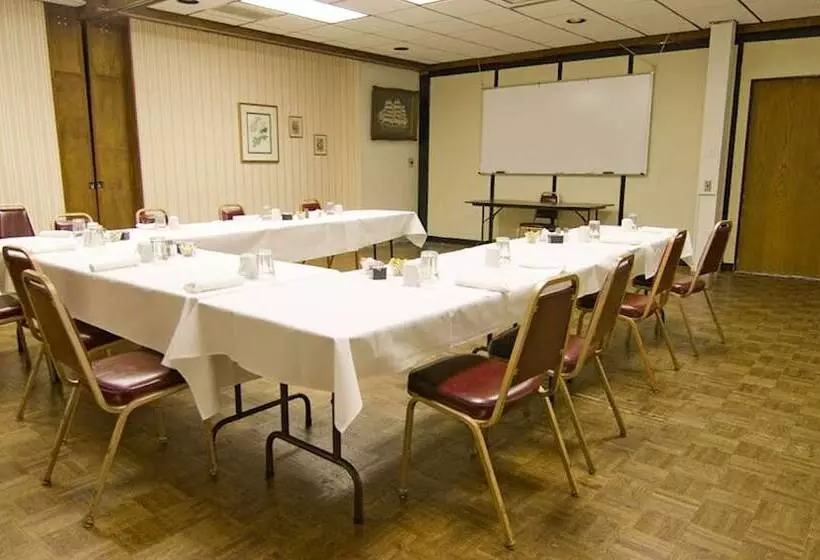 فندق Voyageur Inn And Conference Center