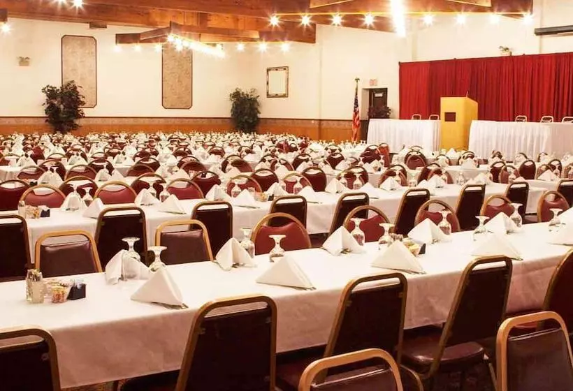 فندق Voyageur Inn And Conference Center