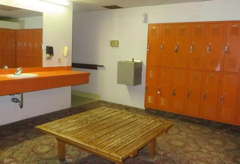 فندق Voyageur Inn And Conference Center