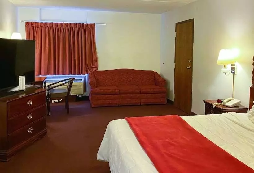 فندق Voyageur Inn And Conference Center