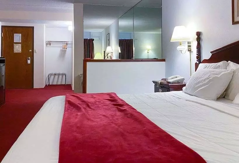 فندق Voyageur Inn And Conference Center