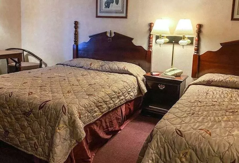 فندق Voyageur Inn And Conference Center