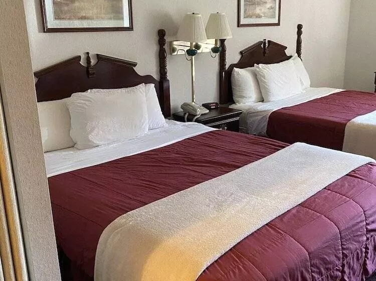 فندق Voyageur Inn And Conference Center