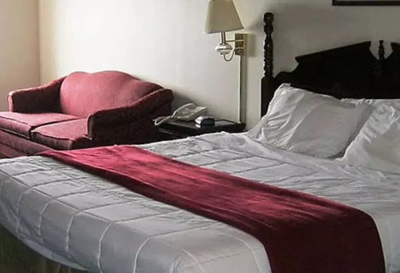 فندق Voyageur Inn And Conference Center