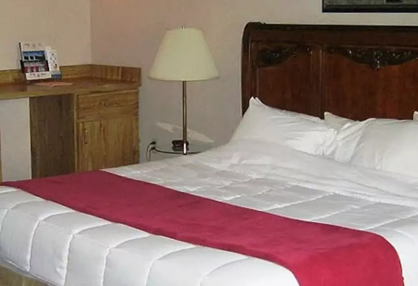 فندق Voyageur Inn And Conference Center