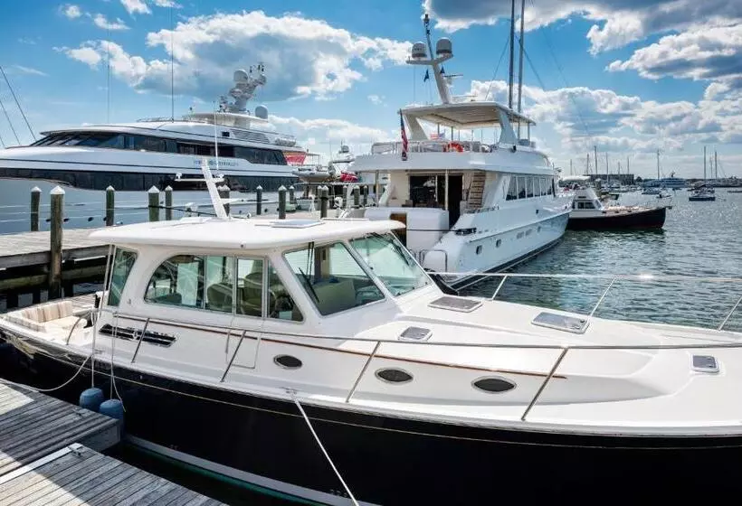 Resort The Newport Harbor Hotel & Marina