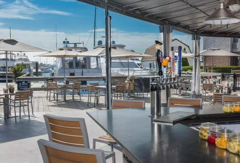 Resort The Newport Harbor Hotel & Marina