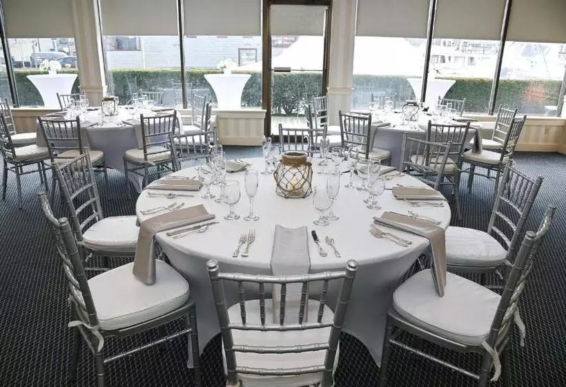 Resort The Newport Harbor Hotel & Marina