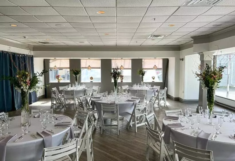 Resort The Newport Harbor Hotel & Marina