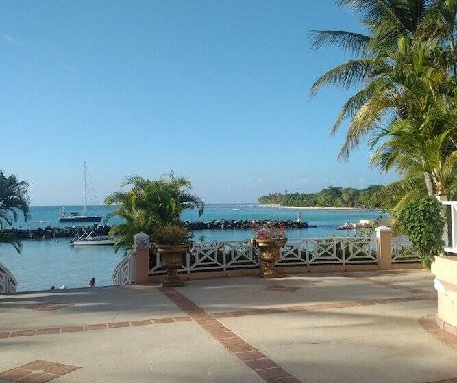 Coco Reef Resort and Spa