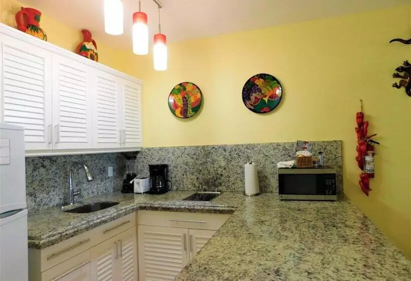 فندق Nautibeach Beach Front Condos In North Beach