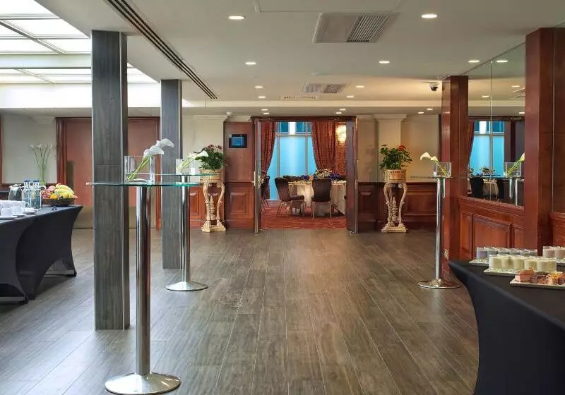 Radisson Blu Hotel, London Heathrow