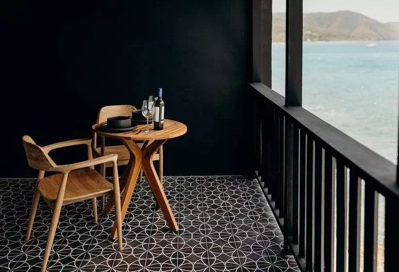 هتل The Waves At Cane Bay