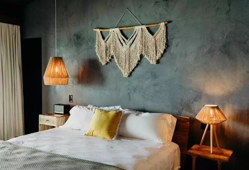 هتل The Waves At Cane Bay