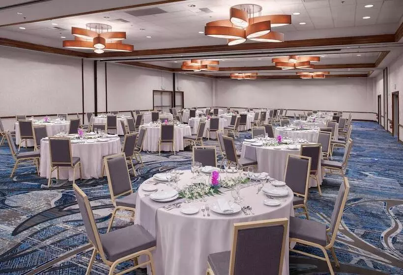 Отель Courtyard By Marriott King Kamehameha S Kona Beach