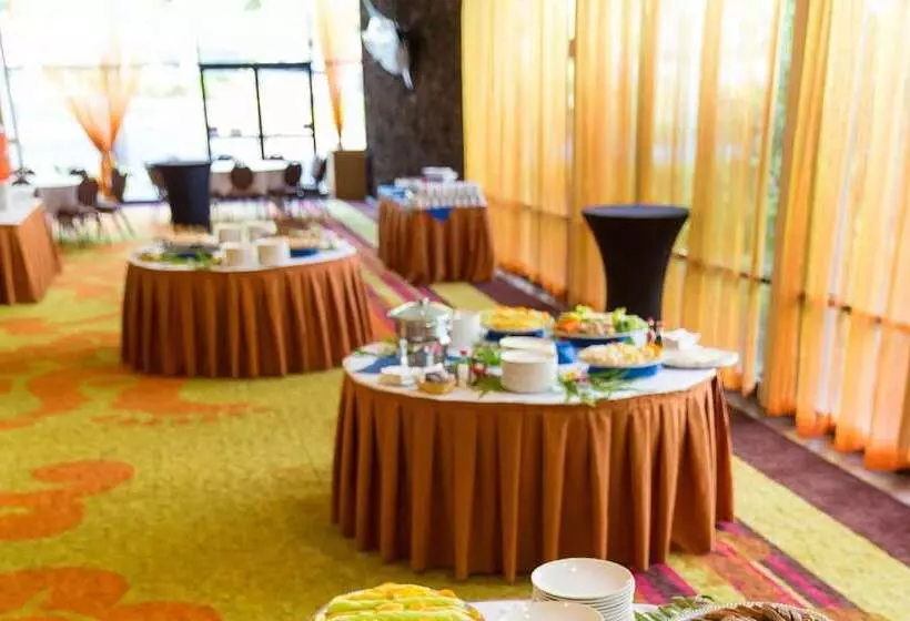 Отель Courtyard By Marriott King Kamehameha S Kona Beach