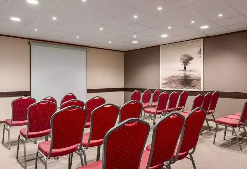 בית מלון כפרי NH Brussels Carrefour De L’europe