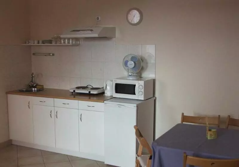 בית מלון כפרי Rose City