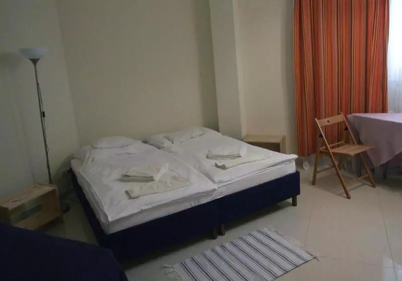 בית מלון כפרי Rose City