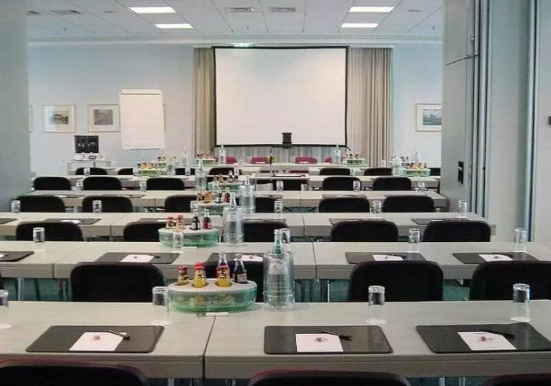 Отель Amadeus Frankfurt