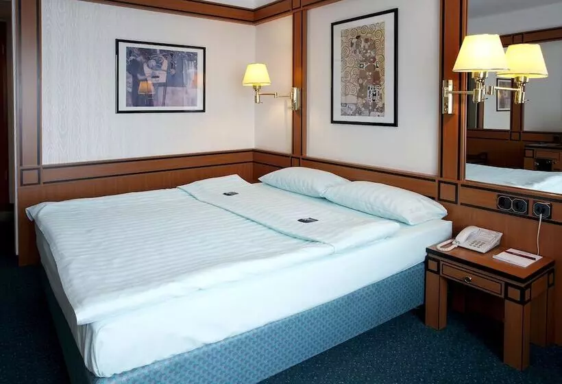 Отель Amadeus Frankfurt